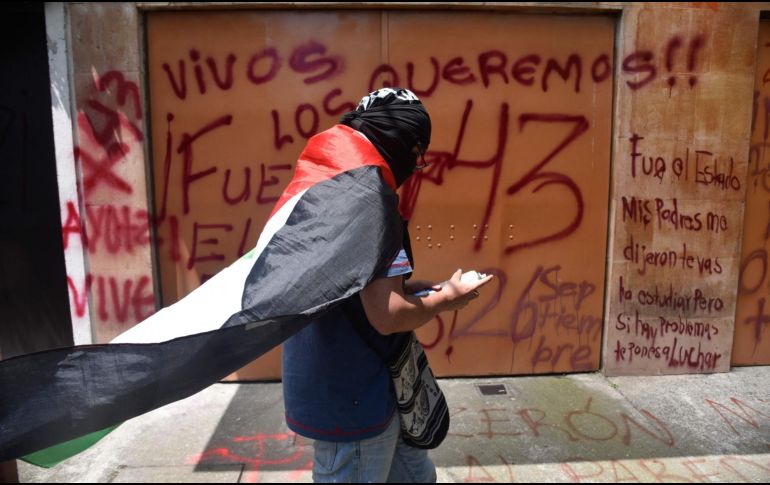 Jóvenes con el rostro cubierto efectuaron pintas en la fachada de la Embajada con la leyenda 