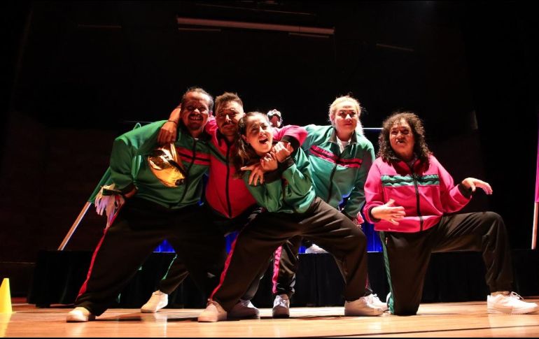 Este nuevo montaje, de acuerdo con la sinopsis de la obra, una presentadora anuncia un espectáculo en el que un par de músicos ejecuta piezas que contribuyen al trabajo de los actores/improvisadores. CORTESÍA / Cultura Zapopan