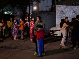 Aspectos de los vecinos de la alcaldía Coyoacán que salieron a la calle tras escuchar la alerta sísmica luego del temblor de magnitud 6.9 de la madrugada de este jueves. SUN / G. Espinosa