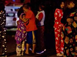 Por la hora del sismo, personas desalojan sus casas en pijama, luego de que la alarma sísmica se activara tras el movimiento telúrico. SUN / G. Espinosa