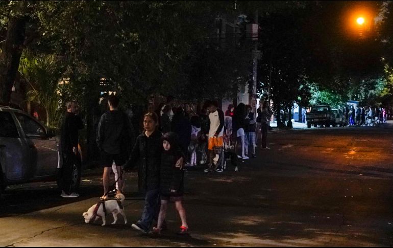 Era la una de la mañana con 16 minutos cuando un nuevo sismo sacudió Michoacán, Colima, Jalisco, Guerrero y Ciudad de México (foto). AP / E. Verdugo