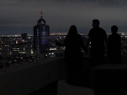 Una familia permanece en el techo de su edificio durante el sismo registrado la madrugada de este jueves con magnitud de 6.9. AP / M. Ugarte