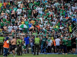 Decenas de policías estaban en el campo, pero no pudieron evitar el ingreso de los furiosos seguidores azucareros. AFP