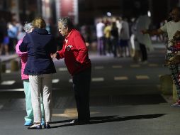 Ella salió de su domicilio en el segundo piso del número 15 de la calle García Diego, pero tropezó, al caer, el resto de los vecinos ya estaban detrás de ella esperando salir. EFE / S. Gutiérrez