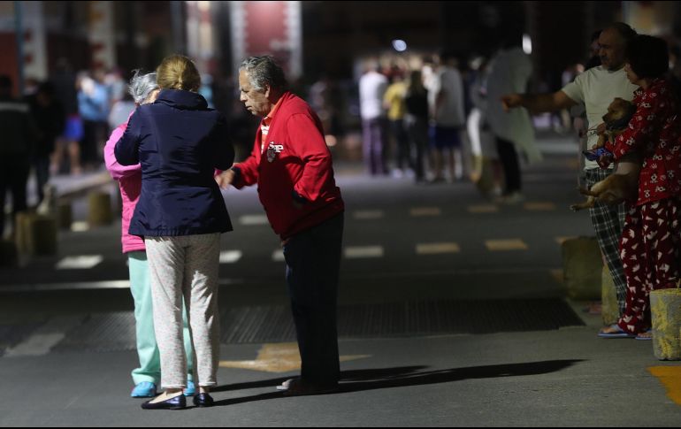 Ella salió de su domicilio en el segundo piso del número 15 de la calle García Diego, pero tropezó, al caer, el resto de los vecinos ya estaban detrás de ella esperando salir. EFE / S. Gutiérrez
