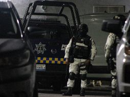 Miembros de la Guardia Nacional acordonan la zona donde fueron asesinadas 10 personas en la comunidad de Tarimoro. EFE