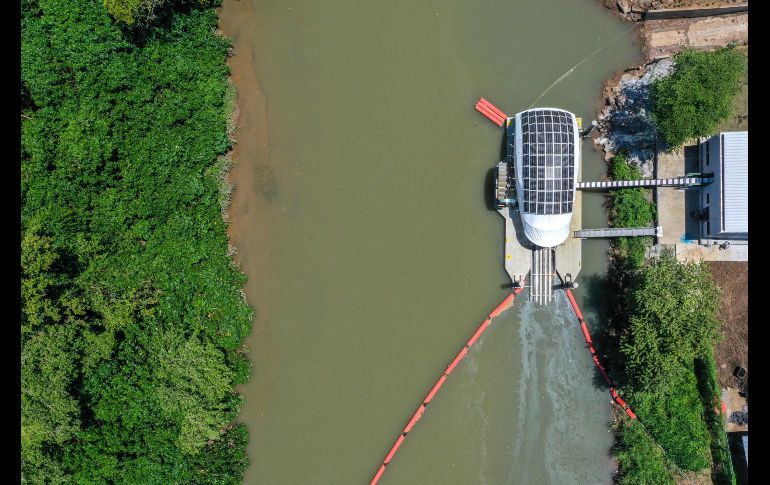 La operación del interceptador de basura flotante, bautizado como Wanda Díaz, forma parte de los esfuerzos globales que buscan reducir la contaminación por plástico en los océanos. AFP/L. Acosta