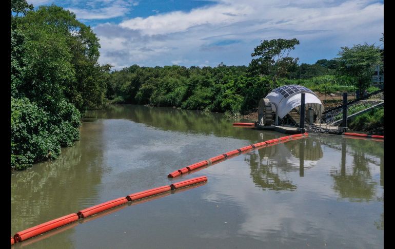 La operación del interceptador de basura flotante, bautizado como Wanda Díaz, forma parte de los esfuerzos globales que buscan reducir la contaminación por plástico en los océanos. AP/A. Franco