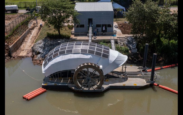 La operación del interceptador de basura flotante, bautizado como Wanda Díaz, forma parte de los esfuerzos globales que buscan reducir la contaminación por plástico en los océanos. AFP/L. Acosta