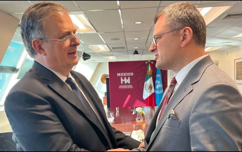 En sus redes sociales, Marcelo Ebrard publicó una fotografía junto a Dmytro Kuleba. TWITTER/@m_ebrard