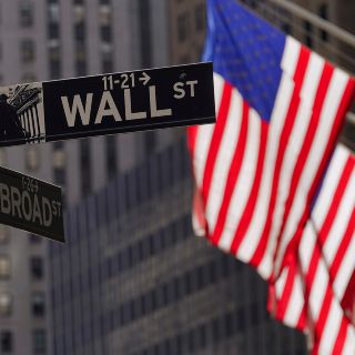 Wall Street cierra en rojo y el Dow Jones toca su nivel más bajo del año