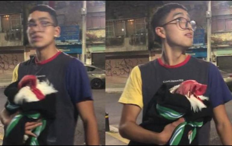 El clip muestra al joven lanzando un chiste sobre el temblor mientras abraza a su gallo. ESPECIAL