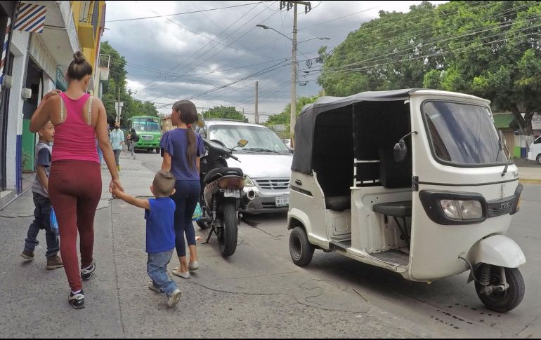 Refieren que, mientras los taxis están sobreregulados, otras modalidades de servicio como mototaxis o autos de plataformas operan con menor supervisión. EL INFORMADOR/ARCHIVO