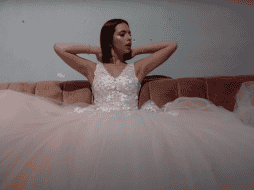 La sorpresa que se llevo la cantante en el festejo de sus XV años fue conocer al chico que admira.  YouTube/Pepe Aguilar