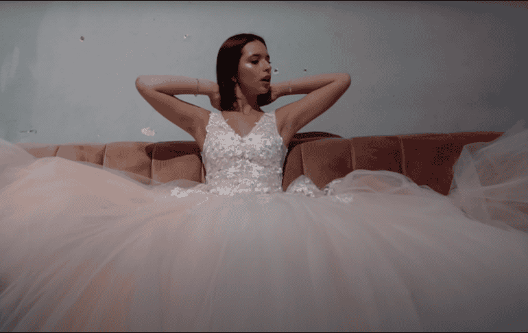 La sorpresa que se llevo la cantante en el festejo de sus XV años fue conocer al chico que admira.  YouTube/Pepe Aguilar