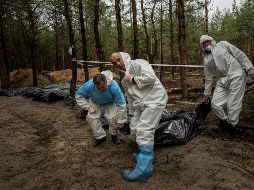 Denuncian que varios de los cadáveres hallados en Izium presentaban huellas de tortura. AP/E. Maloletka