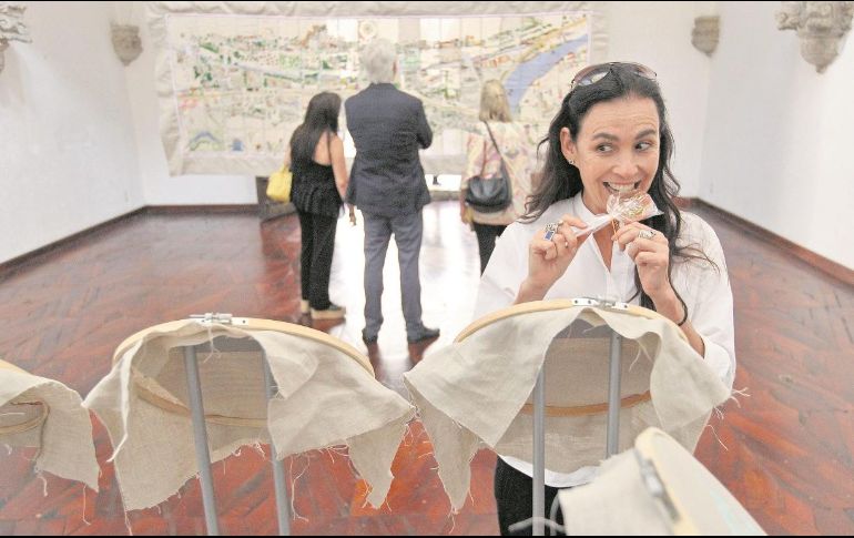 La artista puso el alma, corazón y bordado en esta exposición que llega al Museo Regional a partir de hoy. EL INFORMADOR/ A. Camacho