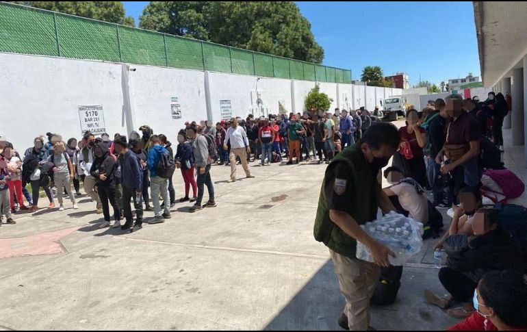 De las tres mil 263 personas rescatadas en 20 estados del país, dos mil 886 son mayores de edad. TWITTER / @INAMI_mx