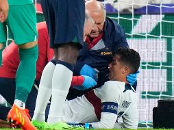 El impacto causó en el exjugador del Real Madrid una hemorragia en la nariz, misma que fue atendida rápidamente por los médicos. AP / D. Josek