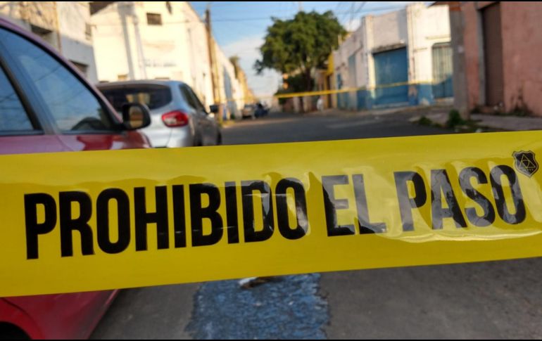 A mitad del río, el fuerte caudal arrastró la camioneta con sus cinco ocupantes. EL INFORMADOR/ARCHIVO