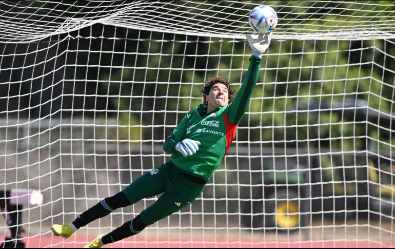 Tras ver su gol, Ochoa realizó un peculiar festejo, mientras que desde las gradas los aficionados lo ovacionaron. IMAGO7