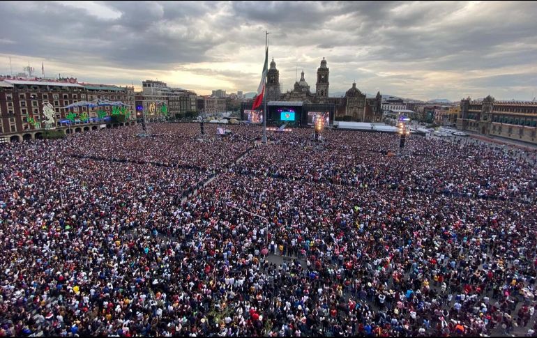 A través de las redes sociales han comenzado a circular algunos videos en donde se puede ver que no cabe ni una persona más en el Zócalo. SUN / B. Fregoso
