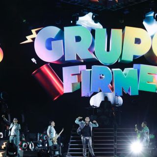 Con gritos y empujones, Grupo Firme reúne más de 280 mil personas en el Zócalo (VIDEO)