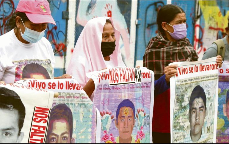 Familiares de los estudiantes se reunieron en el centro de la CDMX. EL UNIVERSAL