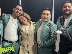 La doctora Gutiérrez Müller también publicó imágenes con los integrantes de Grupo Firme, a quienes saludó y abrazó. FACEBOOK / Beatriz Gutiérrez Müller