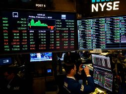 Casi todos los sectores terminaron con pérdidas, encabezados por las empresas de inmobiliario, energía y servicios públicos. AFP/ARCHIVO