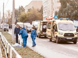 Grupos de seguridad pública y emergencias médicas llegaron a la escuela a brindar auxilio a los jóvenes agredidos. AFP