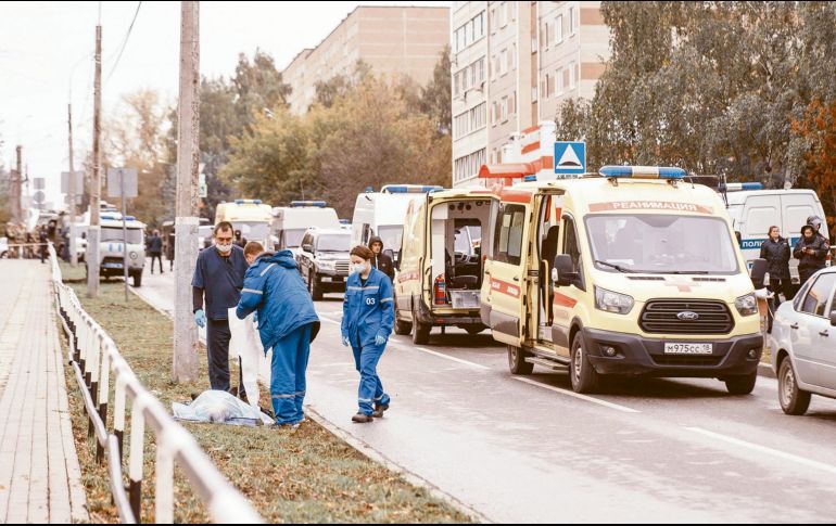 Grupos de seguridad pública y emergencias médicas llegaron a la escuela a brindar auxilio a los jóvenes agredidos. AFP