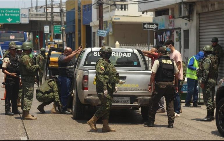 Policías y militares hacen redadas en las calles bajo el estado de excepción. DONALD DÍAZ / BBC