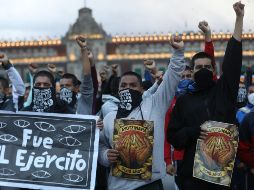 Ayer, activistas, familiares y compañeros de los 43 estudiantes de Ayotzinapa se manifestaron en el octavo aniversario de su desaparición. EFE / S. Gutiérrez