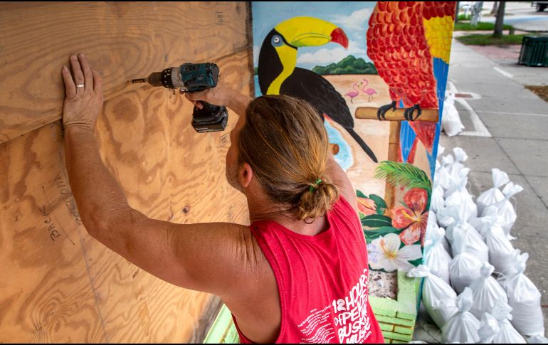 Habitantes de Florida se preparan ante la inminente llegada del huracán 