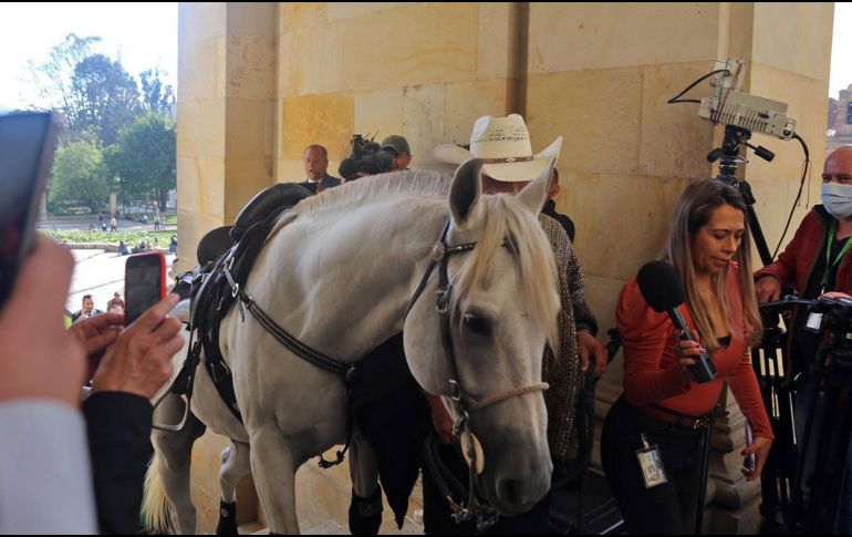 La bancada animalista manifestó su rechazo a la acción burlona del senador. EFE/L. Vargas-Prensa Senado Colombia