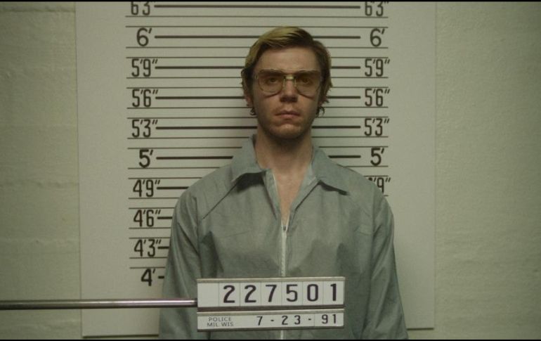 Durante su estreno en la plataforma, historia de Jeffrey Dahmer debutó en lo más alto de la lista de televisión de habla inglesa con 196.2 millones de horas vistas, lo que lo convierte en el título más visto de esta semana. CORTESÍA / NETFLIX