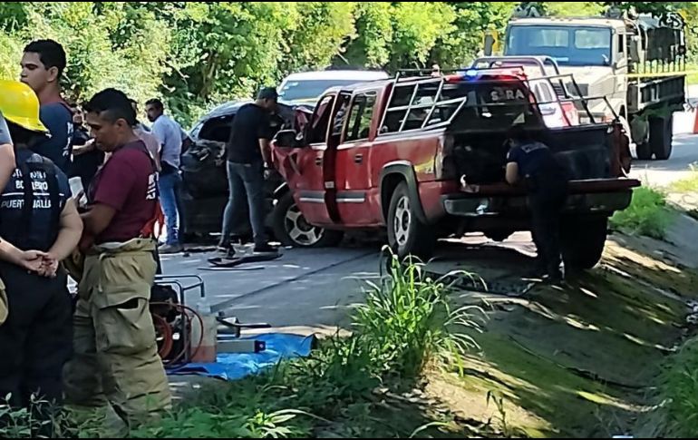 En el sitio quedó dentro del auto el cuerpo de una persona fallecida, y a la llegada de las autoridades se localizó a la víctima en segmentos en las bolsas plásticas. ESPECIAL