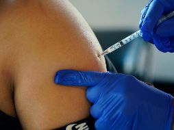 El avance en la vacunación ha sido determinante para el control del COVID. AP/ARCHIVO