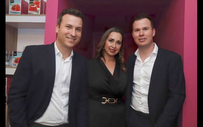 Ignacio y Carlos De La Garza Evia con Gabriela Tortosa. GENTE BIEN JALISCO/Claudio Jimeno