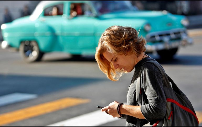 Es necesario prevenir los efectos negativos que la exposición prolongada al celular podría tener. EFE/ARCHIVO