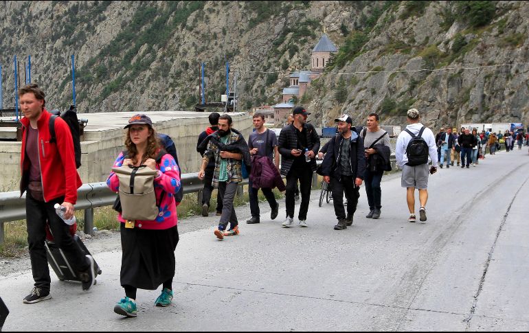 Manifestantes que sostenían banderas georgianas y ucranianas y pancartas con frases como 