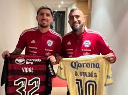 El Rey Arturo posó junto a Diego Valdés y presumió la playera de las Águilas. TWITTER/@kingarturo23