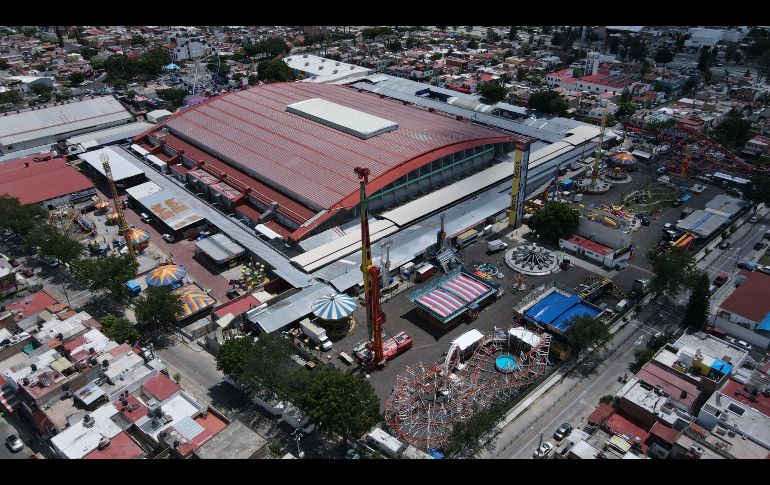 La tradicional Rueda de la Fortuna montada en la explanada principal del auditorio ya está completa, sin embargo en el patio trasero todavía se están montando algunos de los juegos. EL INFORMADOR/A. Navarro