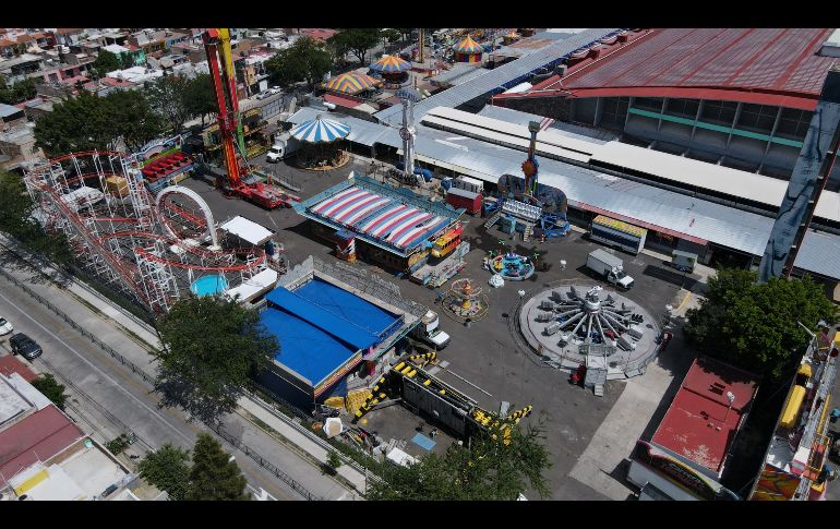 La tradicional Rueda de la Fortuna montada en la explanada principal del auditorio ya está completa, sin embargo en el patio trasero todavía se están montando algunos de los juegos. EL INFORMADOR/A. Navarro