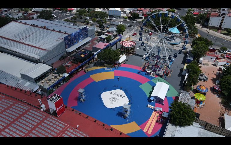 La tradicional Rueda de la Fortuna montada en la explanada principal del auditorio ya está completa, sin embargo en el patio trasero todavía se están montando algunos de los juegos. EL INFORMADOR/A. Navarro