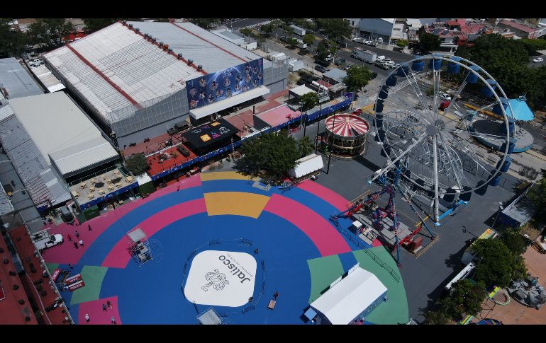 La tradicional Rueda de la Fortuna montada en la explanada principal del auditorio ya está completa, sin embargo en el patio trasero todavía se están montando algunos de los juegos. EL INFORMADOR/A. Navarro