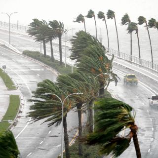 "Ian" deja a Florida bajo el agua y sin luz