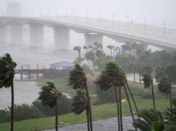 Las ráfagas de viento soplan en el puente Causeway mientras el huracán Ian avanza en Sarasota, Florida. GETTY IMAGES
