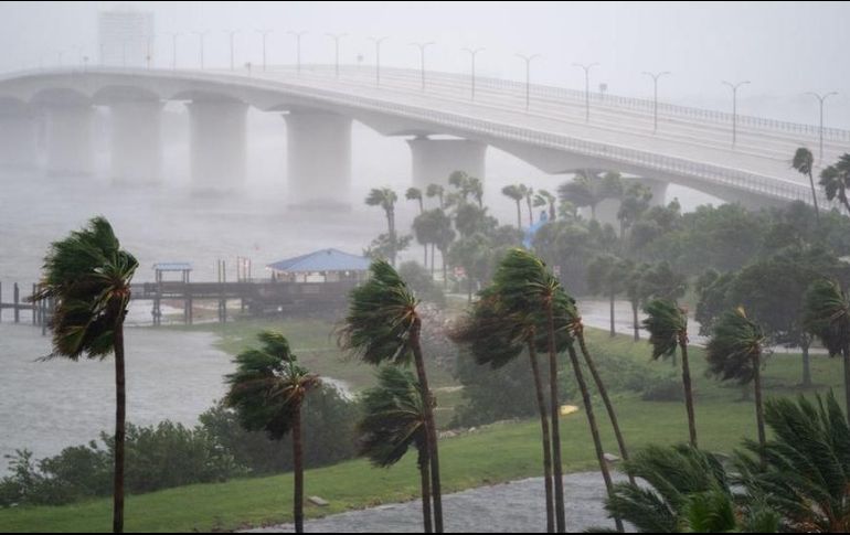 Las ráfagas de viento soplan en el puente Causeway mientras el huracán Ian avanza en Sarasota, Florida. GETTY IMAGES